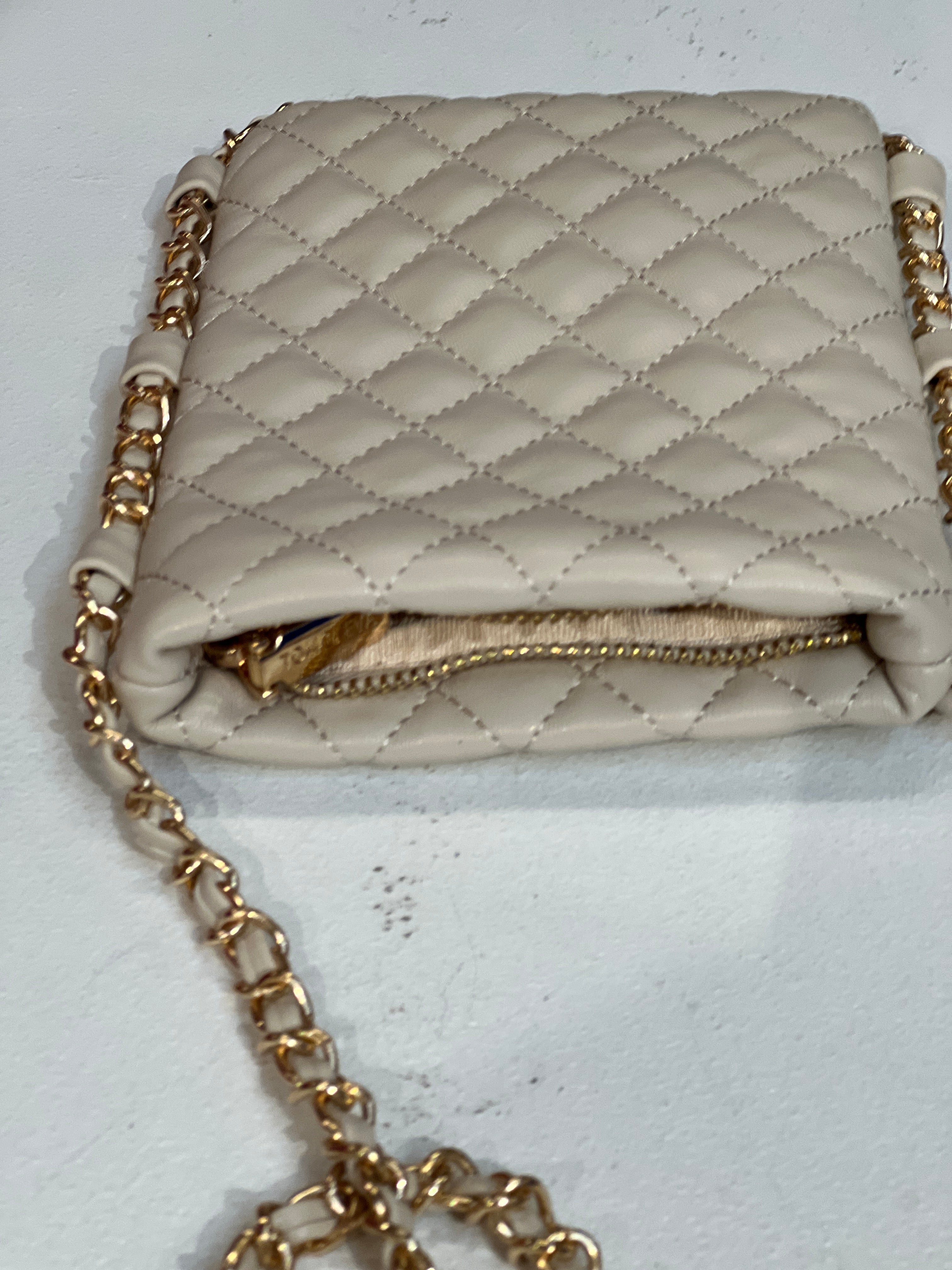Caroline - Beige liten väska med guldkedja